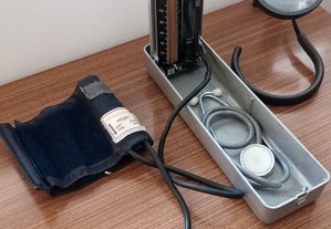 Esfigmomanômetro aneróide original vintage kit médico completo e funcional.