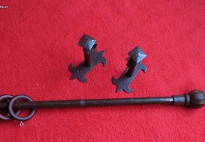 Varão Rústico Ferro, grená, c/ 2 suportes e 16 argolas - Comprimento. 1,60 metro Diâmetro: 1,8 cm