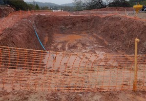 Serviços de retroescavadora mini giratoria demolições escavação terraplanagem