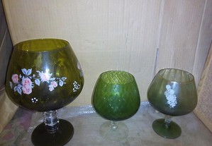 copos decorativos de pé alto em verde pintados á mão