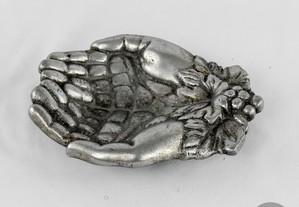 Aneleira / Saboneteira e forma de mãos, em metal prateado
