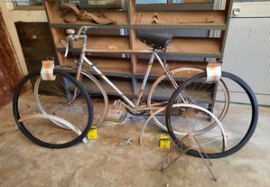 Bicicleta antiga para recuperar