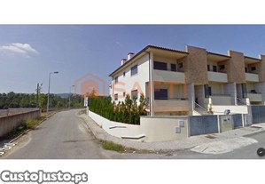 Moradia T3 Gaveto Em Loureira A 2Kms Do Centro...