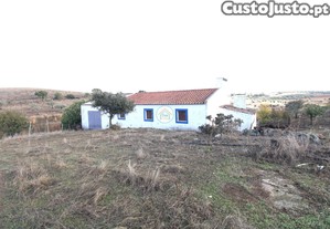 Herdade com 13,8 Hectares Localizada a 5 Kms da Vila de Redondo