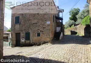 Moradia Em Pedra, Perto De Monsanto