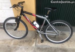 Bicicleta roda 26 c/ amortecedor á frente.