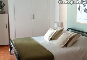 Moradia T3 com 2 pisos, pátio e 2 terraços