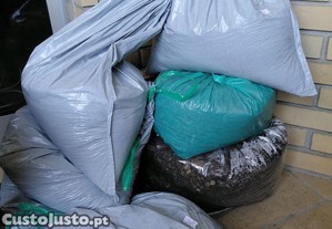 Sacos com terra para plantas