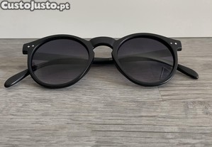 Óculos de sol pretos arredondados