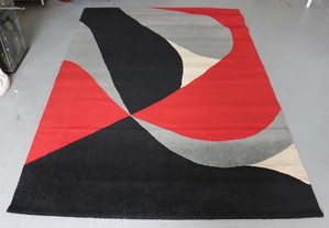 Carpete Preta, Vermelha e Cinza