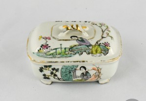 Caixa Saboneteira em Porcelana da China, Período Daoguang, com carateres chineses
