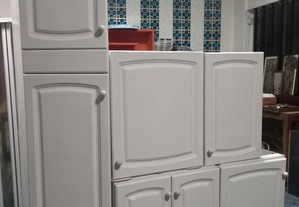 Móveis de cozinha brancos com portas lacadas
