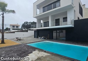Casa / Villa T4 em Charneca De Caparica E Sobreda