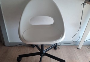 Cadeira branca giratória