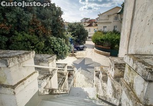 Prdio Histrico em So Martinho do Porto | T5 + Lojas | Potencial de Recuperao ou Novo Projeto