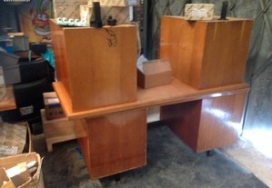 Mesa em madeira de qualidade