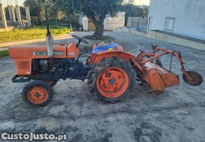 Tractor Kubota L 1500 Com Braos Universais Terceiro Ponto Usado A Trabalhar Bem Com Freze Incluida Tem Bateria Nova