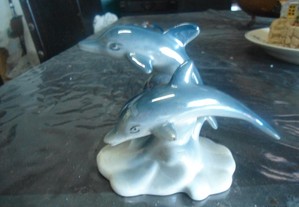 peça antiga em porcelana , golfinhos