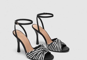 Sandálias pretas e brancas da Zara