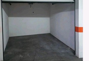 Garagens fechadas no centro de Caldas da Rainha