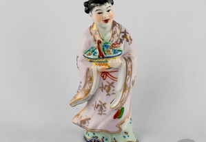 Figura em porcelana da China de mulher Chinesa com cesto de flores