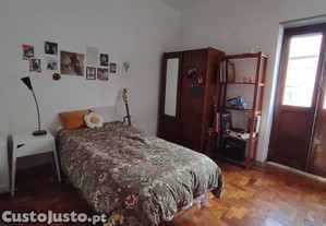 Quarto em Apartamento T3 - Mulher Trabalhadora