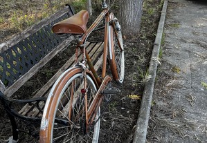 Bicicleta  antiga em bom estado