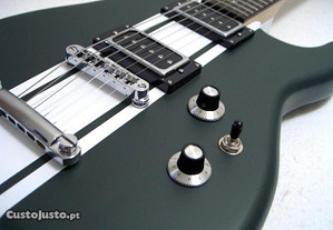 Guitarra nova,modelo único, British racing green