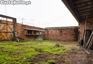 Moradia E Terreno Urbano - Colmeias, Leiria