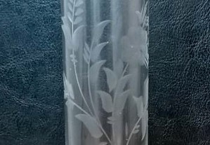 Solitário cilíndrico em vidro incolor, decoração floral