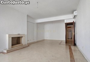 Apartamento T3 com terrao e garagem Condomnio Santa Catarina, Centro Histrico de vora
