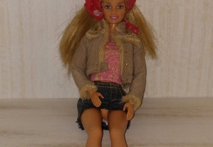 Barbie saia ganga, jaqueta e lenço na cabeça da década 90