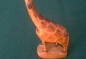 Girafa em madeira, fabrico artesanal africano