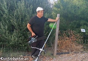 Faço limpeza de terrenos com roçadora