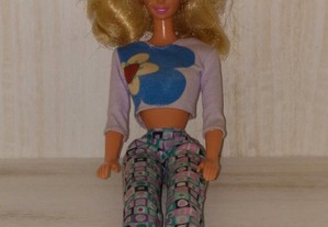 Barbie com camisola e calças tons azul da década de 90