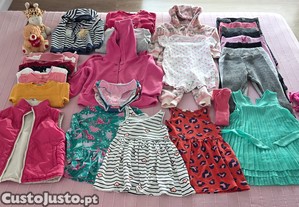 v�rias pe�as de roupa de crian�a da nossa Netinha