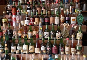 Cerca de 400 miniaturas de bebidas diversas