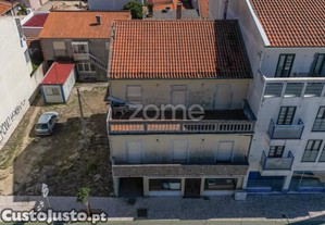 Prdio De Habitao E Comrcio Na Praia De Mira