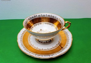 Chávena com pires porcelana Coimbra decorada e ornamentada a ouro fino