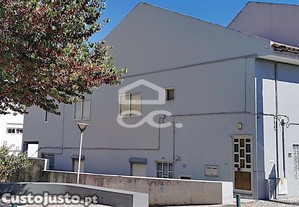 Prdio na Avenida de Lisboa em Casal de Cambra.