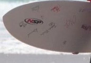 Prancha surf NSP fish 64 autografada com capa