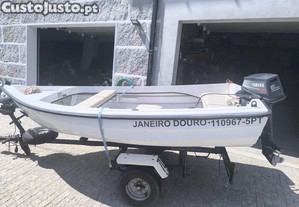 Barco a motor, com motor Yamaha 6 incluído