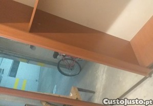 Roupeiro  grande com portas em espelho.