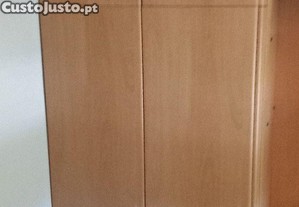 Roupeiro com modulos de arrumação