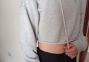 Sweatshirt cinza, look descontraído, modelo curto, rasgões na parte superior - Tam -XS Berska