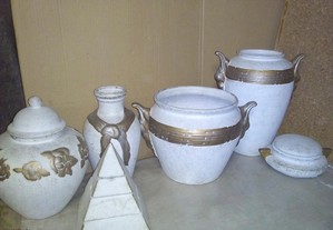 conjunto de potes brancos e dourado estilo rusticos