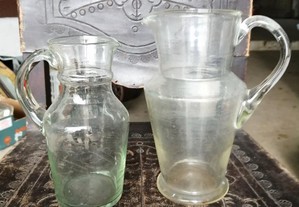 conj de jarros antigos em vidro