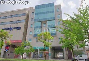 Loja Com Potencial P/ T2 A 200 M Da Casa Da Música