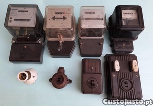 Lote de antigos contadores, quadros e outros, ligados  eletricidade.