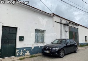 Prdio urbano com arrecadaes e terreno em achete (santarm)